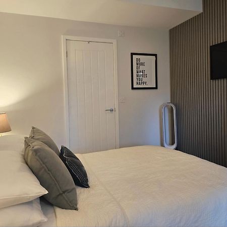 Stylish, Business Traveller Friendly Apartment, With Free Parking And Netflix ファーンバラ エクステリア 写真