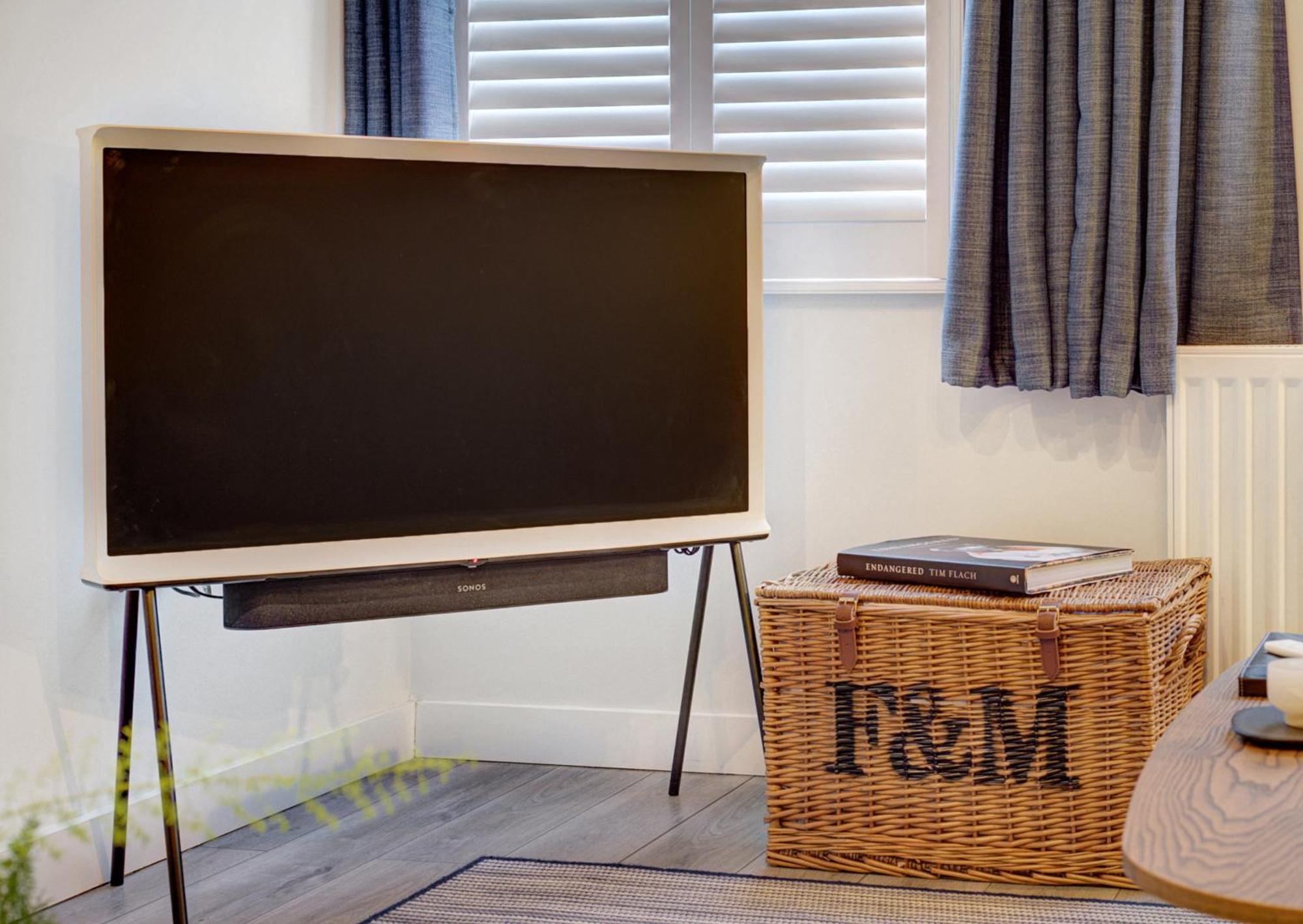 Stylish, Business Traveller Friendly Apartment, With Free Parking And Netflix ファーンバラ エクステリア 写真