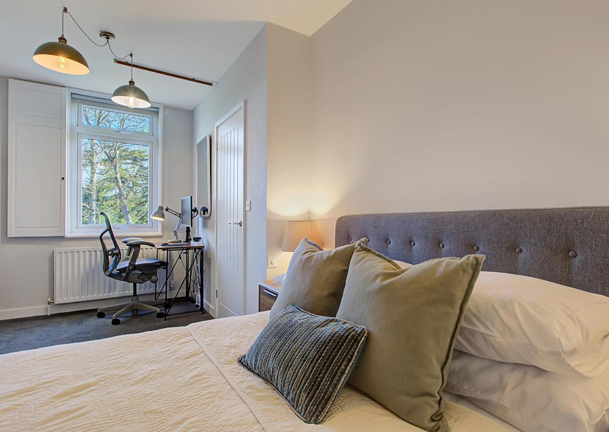 Stylish, Business Traveller Friendly Apartment, With Free Parking And Netflix ファーンバラ エクステリア 写真